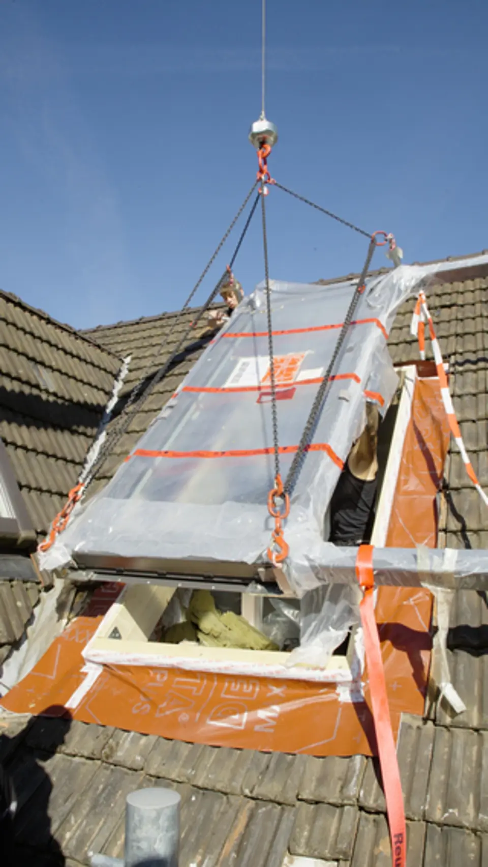 Montage eines VELUX Dachfensters mit dem Kran