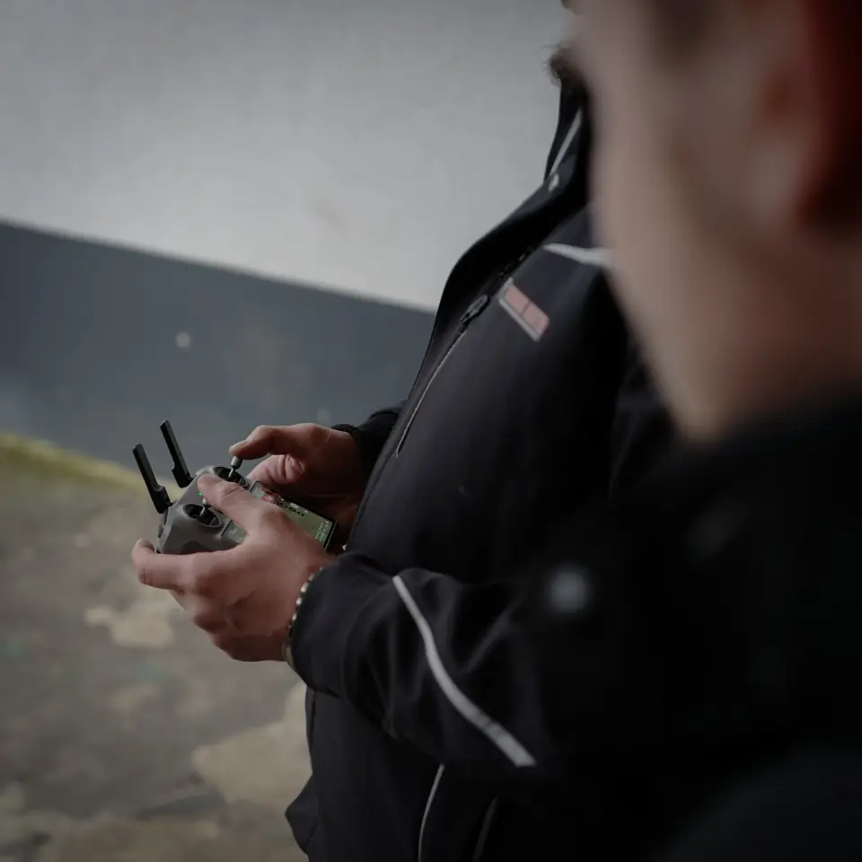 Drohnenpilot von Reuterdach bei der Dachinspektion
