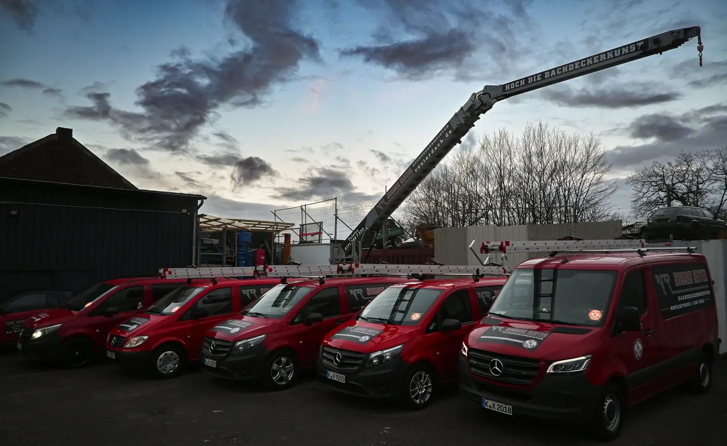 Fuhrpark und Anhängerkran der Reuterdach GmbH in Köln-Dellbrück