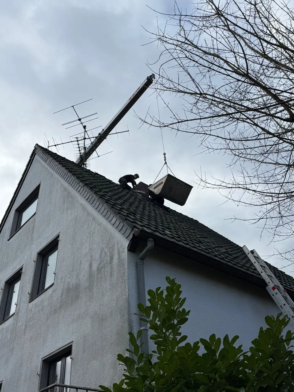 Kraneinsatz an einem Wohnhaus