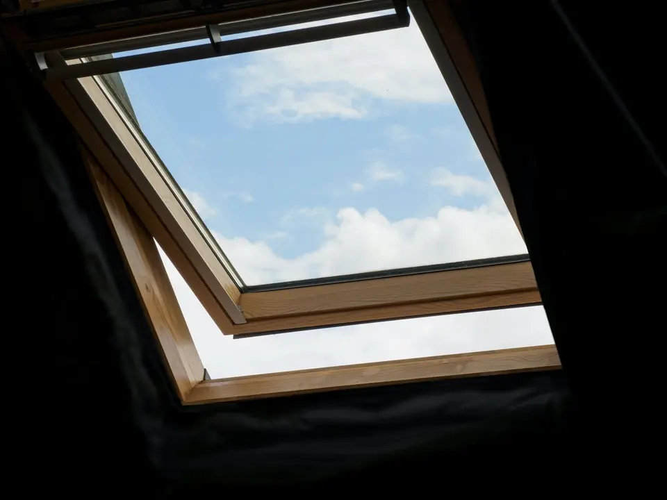 Geöffnetes VELUX Dachfenster von innen