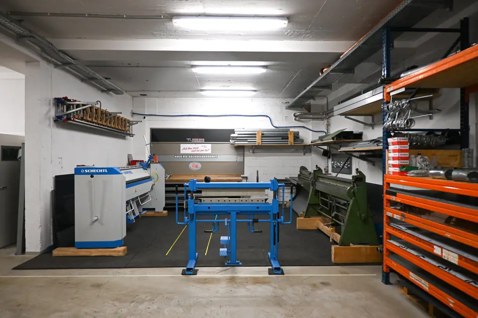 Moderne Werkstatt der Reuterdach GmbH